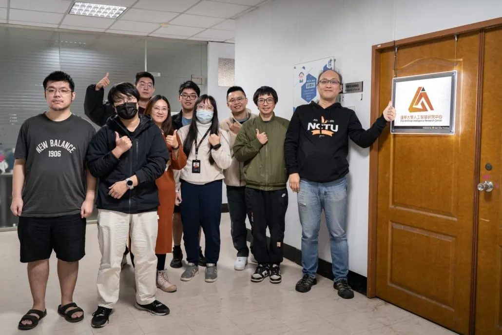 雙方團隊在逢甲大學人工智慧研究中心門口合影