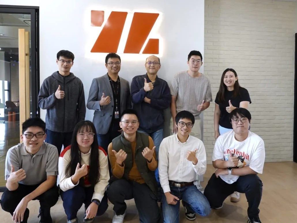弈樂科技與逢甲大學人工智慧研究中心團隊在公司識別牆前合影